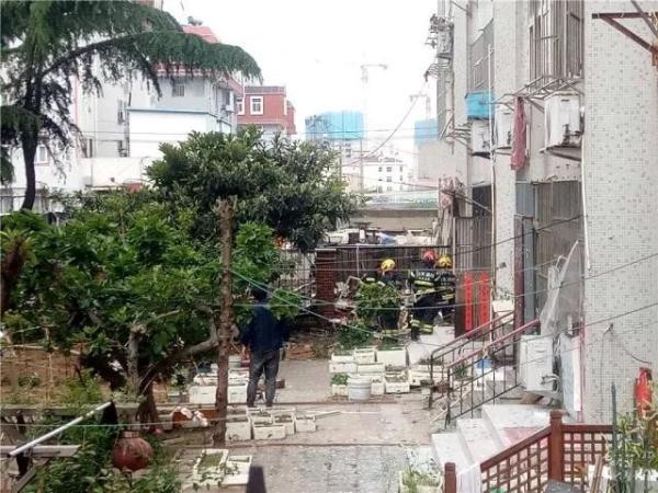 突發(fā)！青島一居民樓發(fā)生爆燃！已造1人死亡，7人受傷！3公里外有震感…