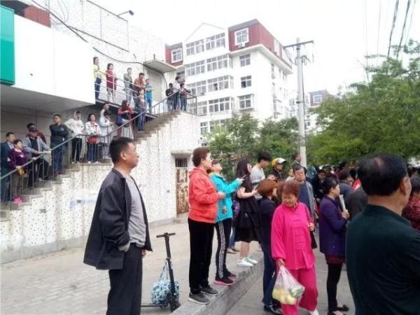 突發(fā)！青島一居民樓發(fā)生爆燃！已造1人死亡，7人受傷！3公里外有震感…