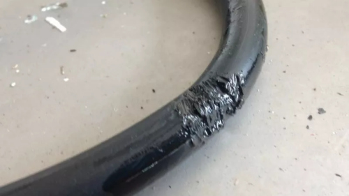 消防鑒證科檢查煤氣桶輸送管，發(fā)現(xiàn)有被老鼠撕咬的痕跡。（馬來(lái)西亞《星洲日?qǐng)?bào)》）